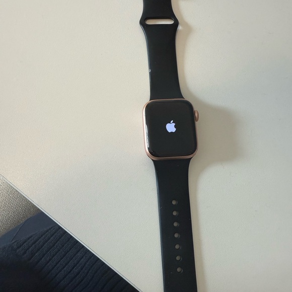 40 MM gold series 4 Apple Watch - Picture 1 of 4